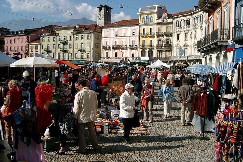 Wicki Carreisen Luino Markt Und Shopping