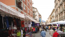 Markt in Luino © wikimedia.org/Micha L. Rieser 